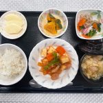 6月23日金曜日　きょうのお昼ごはんは、ソーセージと厚揚げのケチャップ炒め・かぼちゃミルク煮・おかか和え・みそ汁・くだものでした。