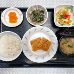 6月24日土曜日　きょうのお昼ごはんは、挽肉と切り干し大根の卵焼き・カラフルサラダ・ほうれん草のごま和え・みそ汁・くだものでした。