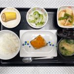 6月30日金曜日　きょうのお昼ごはんは、鰆の人参マヨネーズ・わさび和え・含め煮・みそ汁・くだものでした。