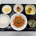 7月1日土曜日　きょうのお昼ごはんは、ポークチャップ・かぼちゃのミルク煮・ちりめん奴・みそ汁・くだものでした。