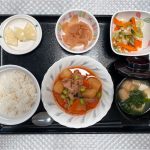 ７月３日月曜日　きょうのお昼ごはんは、肉じゃが・天かす和え・大根の炒め物・みそ汁・くだものでした。