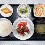 ７月６日木曜日　きょうのお昼ごはんは、ピーマンの肉詰め・スパゲッティサラダ・生姜和え・スープ・くだものでした。