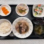 ７月８日土曜日　きょうのお昼ごはんは、なすと豚肉の生姜煮・つぶし里芋和え・含め煮・みそ汁・くだものでした。