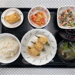 7月15日土曜日　きょうのお昼ごはんは、オクラの鶏つくね・トマトオムレツ・キャベツとひじきのマヨ和え・みそ汁・くだものでした。