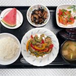 7月22日土曜日　きょうのお昼ごはんは、豚肉とゴーヤのみそだれ炒め・ひじき炒め・冷やしトマト・みそ汁・くだものでした。