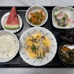 7月24日月曜日　きょうのお昼ごはんは、鶏肉とザーサイの卵炒め・梅和え・ピーマンきんぴら・みそ汁・くだものでした。