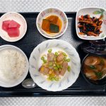 7月25日火曜日　きょうのお昼ごはんは、メカジキと枝豆の塩炒め・ひじきと人参のサラダ・かぼちゃ煮・みそ汁・くだものでした。