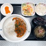 7月31日月曜日　きょうのお昼ごはんは、ニラカレー・ゆで卵サラダ・レモン大根・スープ・くだものでした。