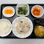 ７月５日水曜日　きょうのお昼ごはんは、鶏肉ときのこのクリーム煮・ごま和え・人参の和風ピクルス・みそ汁・くだものでした。