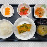 7月12日水曜日　きょうのお昼ごはんは、和風チーズオムレツ・根菜きんぴら・トマトとみょうがのサラダ・みそ汁・くだものでした。