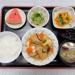 7月13日木曜日　きょうのお昼ごはんは、あんかけ厚揚げ・ほうれん草の卵炒め・からし和え・みそ汁・くだものでした。