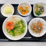 7月19日水曜日　きょうのお昼ごはんは、サラダうどん・豚肉と大根の炒め煮・なすの薬味和え・浅漬け・くだものでした。