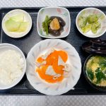 7月29日土曜日　きょうのお昼ごはんは、鶏肉と人参の重ね蒸し・のり塩ポテト・煮物・みそ汁・くだものでした。