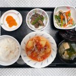 8月2日水曜日　きょうのお昼ごはんは、豚肉とじゃがいものトマトしょうゆ煮・ナムル・蒸しなすのごま和え・みそ汁・くだものでした。