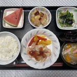 8月4日金曜日　きょうのお昼ごはんは、鶏肉の梅照り焼き・焼きのり和え・含め煮・みそ汁・くだものでした。