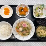 8月10日木曜日　きょうのお昼ごはんは、八宝菜・甘酢和え・かぼちゃ煮・スープ・くだものでした。