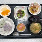 8月11日金曜日　”山の日”スペシャル　きょうのお昼ごはんは、花むすび・鶏肉と白菜の煮物・あんかけ冷やし茶碗蒸し・和え物・冷や汁・くだものでした。