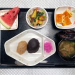 8月12日土曜日　きょうのお昼ごはんは、おはぎ・カラフル卵焼き・サツマイモの煮物・さくら大根・お吸い物・くだものでした。