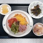 8月14日月曜日　きょうのお昼ごはんは、冷やし中華・なすとピーマンの油炒め・コンビーフポテト・くだものでした。