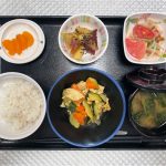 8月15日火曜日　きょうのお昼ごはんは、ズッキーニと鶏肉のカレー炒め・トマトサラダ・大学芋煮・みそ汁・くだものでした。