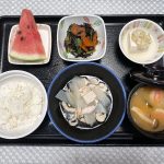 8月17日木曜日　きょうのお昼ごはんは、鶏大根・ひじき炒め・ネギ塩奴・みそ汁・くだものでした。