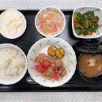 8月21日月曜日　きょうのお昼ごはんは、豚肉とトマトのねぎ塩和え・とうがんのくずあん・青菜和え・みそ汁・くだものでした。