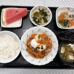 8月22日火曜日　きょうのお昼ごはんは、落とし卵の野菜あんかけ・切り干し煮・わかめ和え・みそ汁・くだものでした。