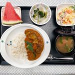 8月23日水曜日　きょうのお昼ごはんは、夏野菜カレー・マカロニサラダ・浅漬け・みそ汁・くだものでした。