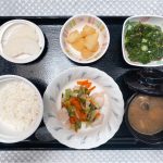 8月24日木曜日　きょうのお昼ごはんは、ささみの湯引き・コンソメポテト・つるつる和え・みそ汁・くだものでした。