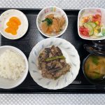 8月30日水曜日　きょうのお昼ごはんは、なすと挽肉のうましょうゆ炒め・カラフルサラダ・含め煮・みそ汁・くだものでした。