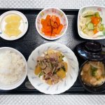 8月31日木曜日　きょうのお昼ごはんは、豚肉とさつまいもの香味みそ炒め・天かす和え・人参の和風ピクルス・みそ汁・くだものでした。