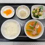 8月7日月曜日　きょうのお昼ごはんは、ウインナーと野菜のスープ煮・しば漬けポテト・がんもの煮物・くだものでした。