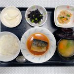 8月25日金曜日　きょうのお昼ごはんは、煮魚・炒りおから・ひじきの酢みそ和え・みそ汁・くだものでした。