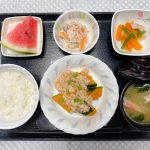 8月28日月曜日　きょうのお昼ごはんは、かぼちゃのそぼろあん・白和え・煮物・みそ汁・くだものでした。