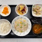 9月8日金曜日　きょうのお昼ごはんは、挽肉とコーンのクリーム煮・きのこ和え・おさつのオレンジ煮・みそ汁・くだものでした。