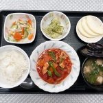 9月9日土曜日　きょうのお昼ごはんは、鶏肉のトマト煮・サラダ・のり塩ポテト・みそ汁・くだものでした。