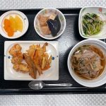 9月18日月曜日敬老の日　今日のお昼ごはんは、おそば・天ぷら・含め煮・青菜の旨味和え・くだものでした。