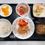 9月20日水曜日　きょうのお昼ごはんは、タンドリーチキン・ポテトサラダ・冷やしトマト・スープ・くだものでした。