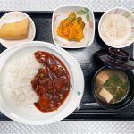 9月28日木曜日　きょうのお昼ごはんは、ハヤシライス・かぼちゃサラダ・レモン大根・みそ汁・くだものでした。