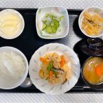 9月1日金曜日　きょうのお昼ごはんは、ツナと高野豆腐の卵とじ・わさび和え・じゃが炒め・みそ汁・果物でした。