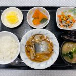 9月6日水曜日　きょうのお昼ごはんは、蒸し鰆のきのこソース・ひじき和え・かぼちゃ煮・みそ汁・くだものでした。