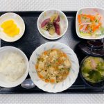 9月25日月曜日　きょうのお昼ごはんは、麻婆豆腐・中華風サラダ・さつまいもの甘露煮・スープ・くだものでした。