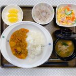 10月13日金曜日　きょうのお昼ごはんは、おさつカレー・マカロニサラダ・ゆかり大根・みそ汁・くだものでした。