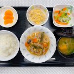 10月16日月曜日　きょうのお昼ごはんは、大豆五目煮・玉ねぎの卵とじ・浅漬け・みそ汁・くだものでした。