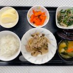 10月25日水曜日　きょうのお昼ごはんは、豚肉ときのこの炒め物・ごま和え・人参の和風ピクルス・みそ汁・くだものでした。