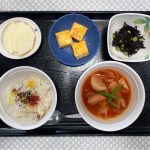 10月5日木曜日　きょうのお昼ごはんは、ウインナーと根菜のトマトスープ煮・はんぺんのピカタ・酢みそ和え・くだものでした。