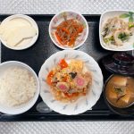 10月6日金曜日　きょうのお昼ごはんは、親子煮・おろし和え・きんぴら・みそ汁・くだものでした。