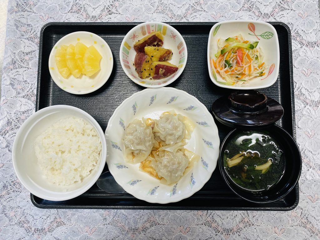 10月7日土曜日　きょうのお昼ごはんは、シュウマイ・春雨サラダ・大学芋煮・スープ・くだものでした。