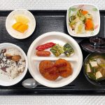 10月9日月曜日　きょうのお昼ごはんは、スポーツの日・お楽しみメニュー（栗ご飯・コロッケ・卵焼き・ウインナー炒め・みそ汁・くだもの）でした。