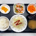 10月10日火曜日　きょうのお昼ごはんは、鶏挽肉とキャベツの重ね蒸し・おかか和え・レモンバター人参・みそ汁・くだものでした。